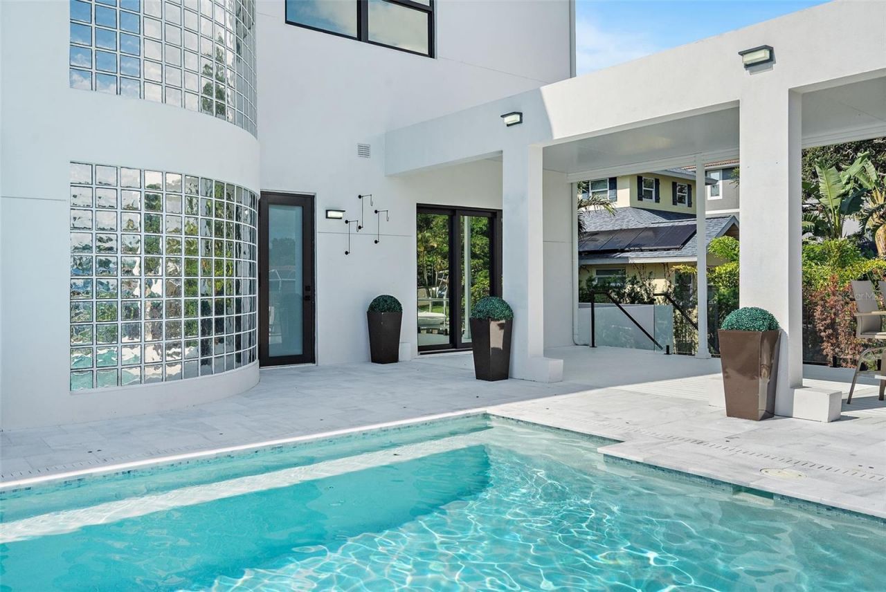 585 Dolphin Avenue Se, Saint Petersburg, FL 33705 Photo