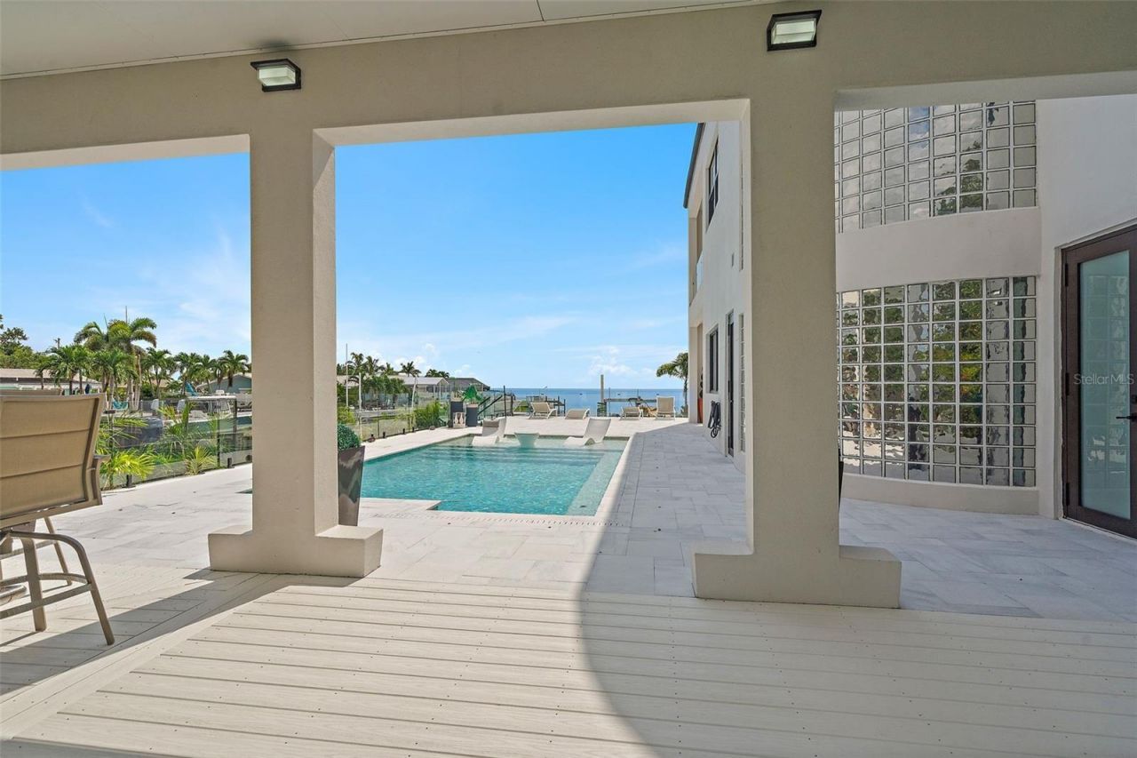 585 Dolphin Avenue Se, Saint Petersburg, FL 33705 Photo