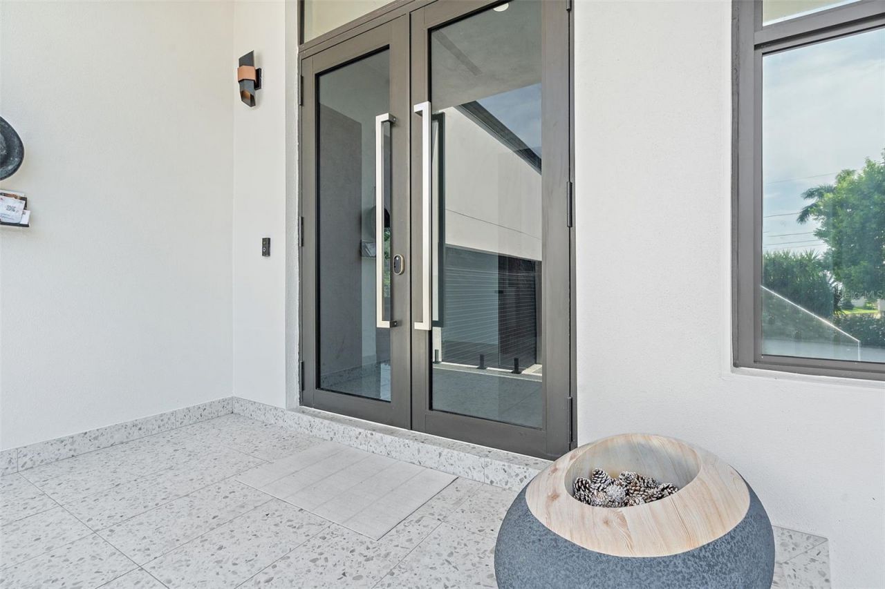 585 Dolphin Avenue Se, Saint Petersburg, FL 33705 Photo