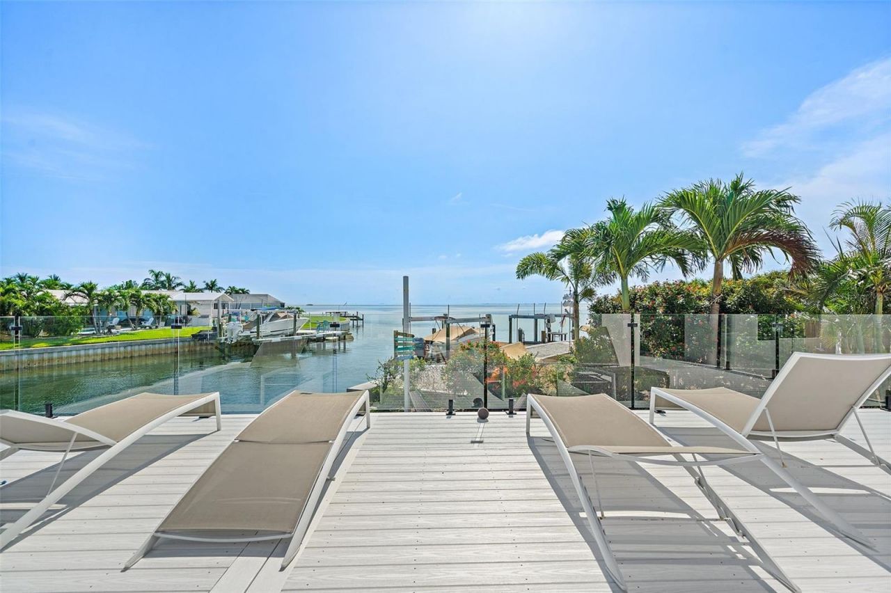 585 Dolphin Avenue Se, Saint Petersburg, FL 33705 Photo