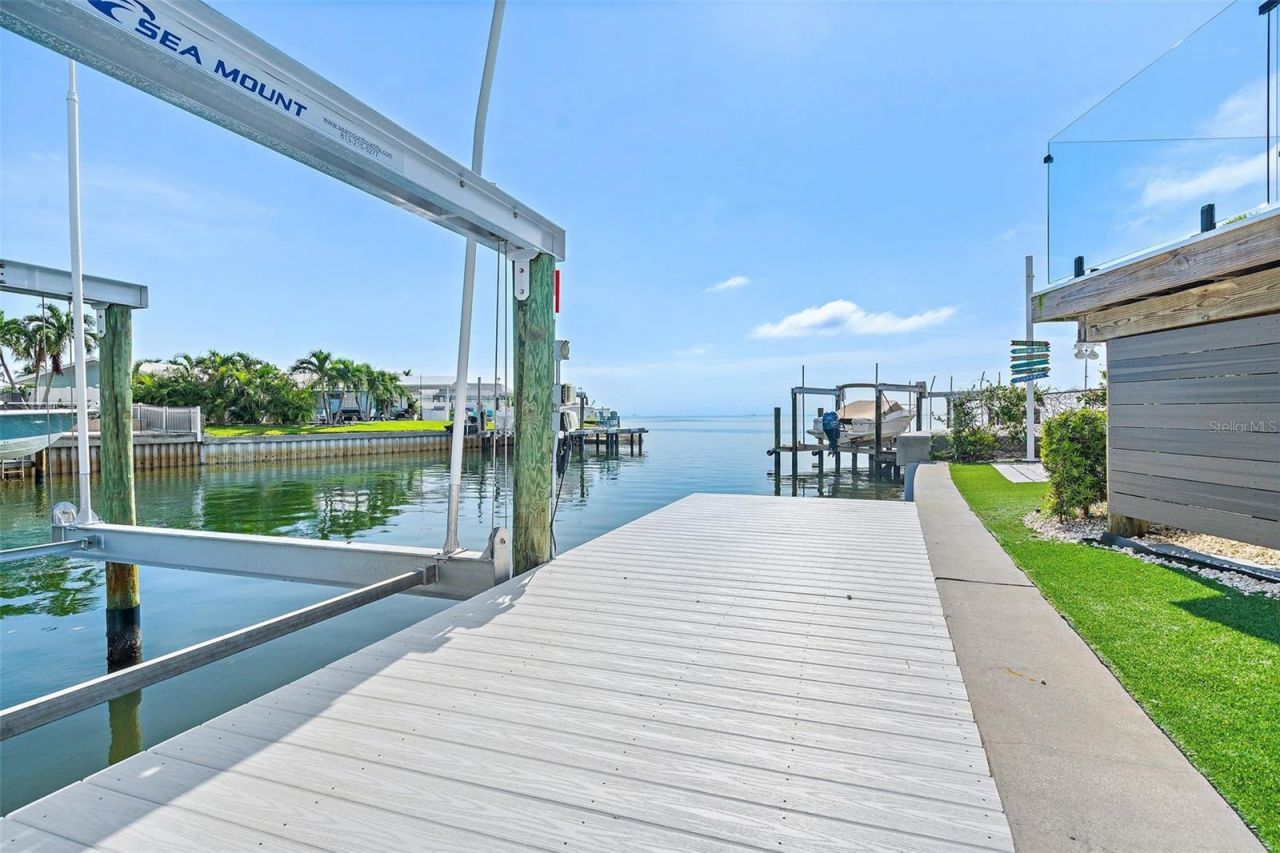 585 Dolphin Avenue Se, Saint Petersburg, FL 33705 Photo