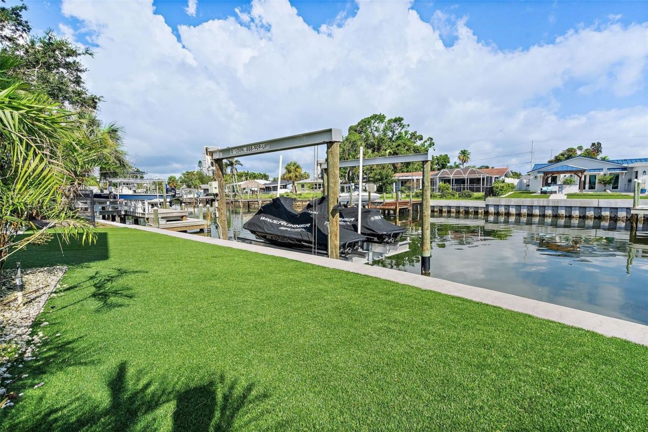 585 Dolphin Avenue Se, Saint Petersburg, FL 33705 Photo