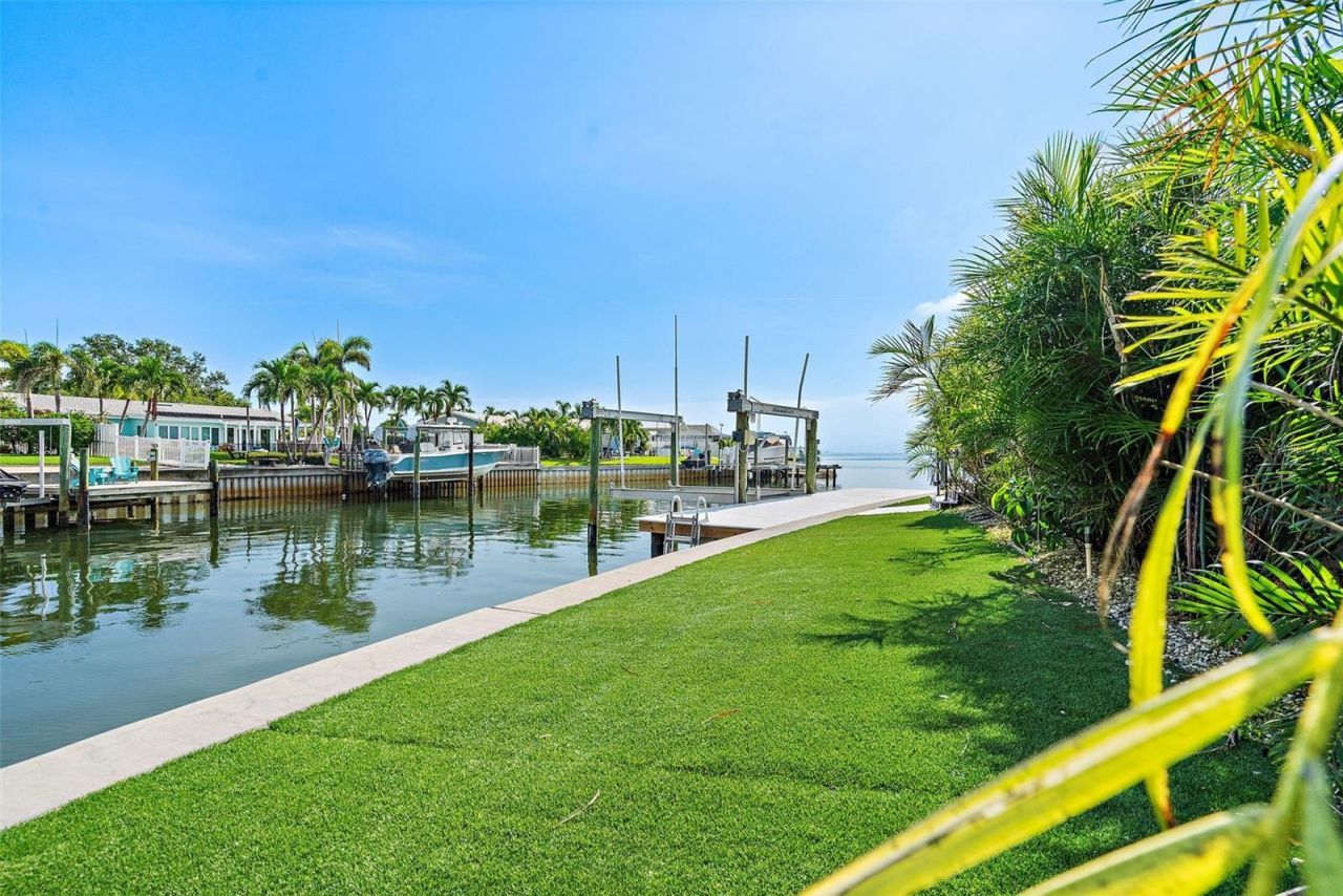 585 Dolphin Avenue Se, Saint Petersburg, FL 33705 Photo