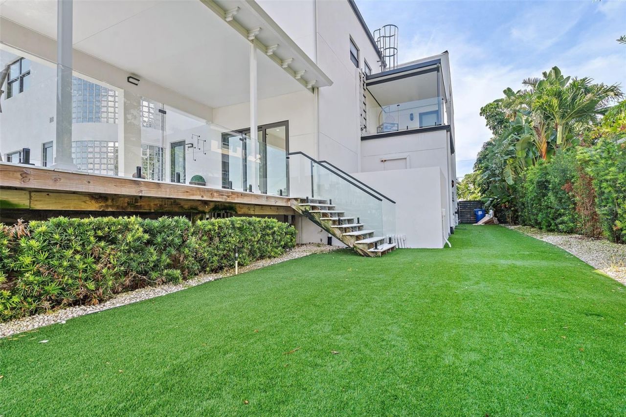 585 Dolphin Avenue Se, Saint Petersburg, FL 33705 Photo