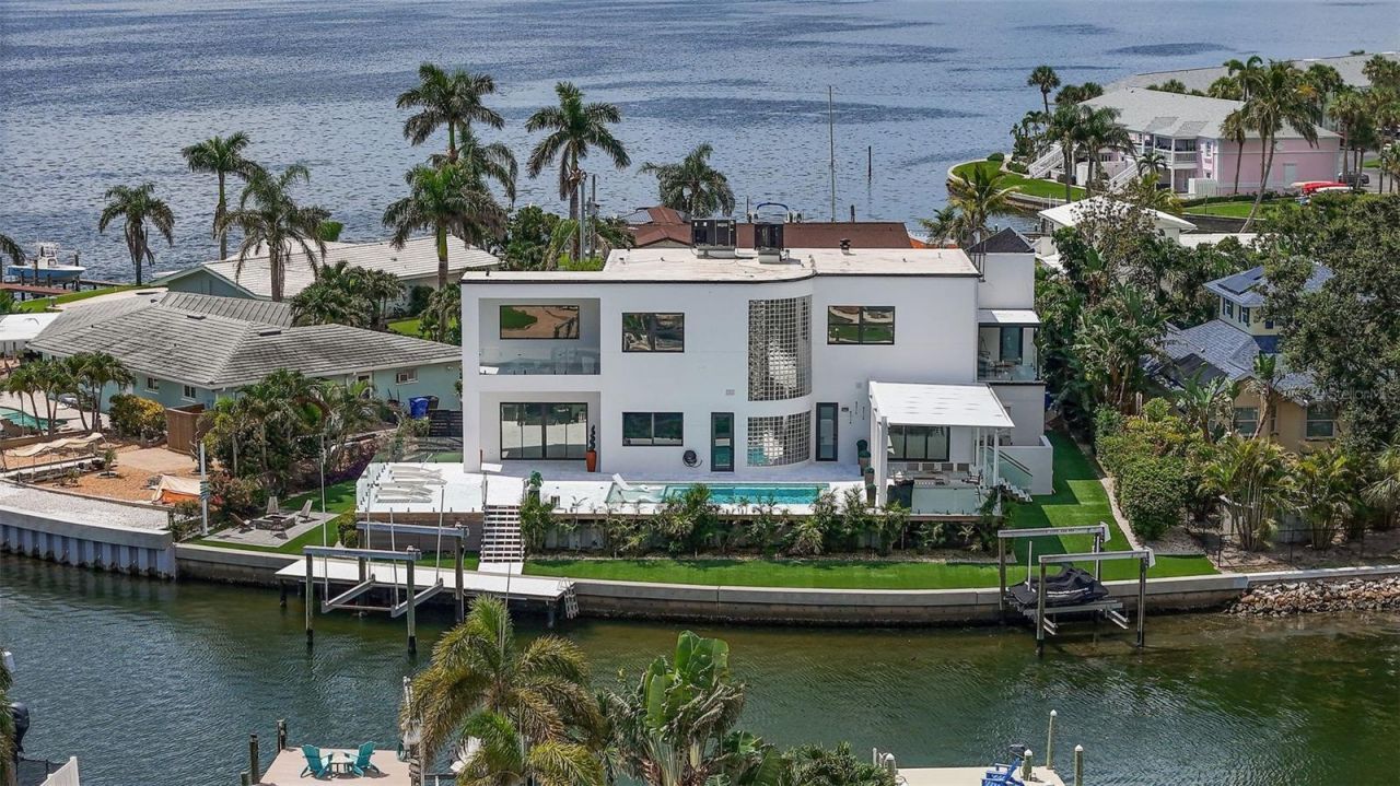 585 Dolphin Avenue Se, Saint Petersburg, FL 33705 Photo