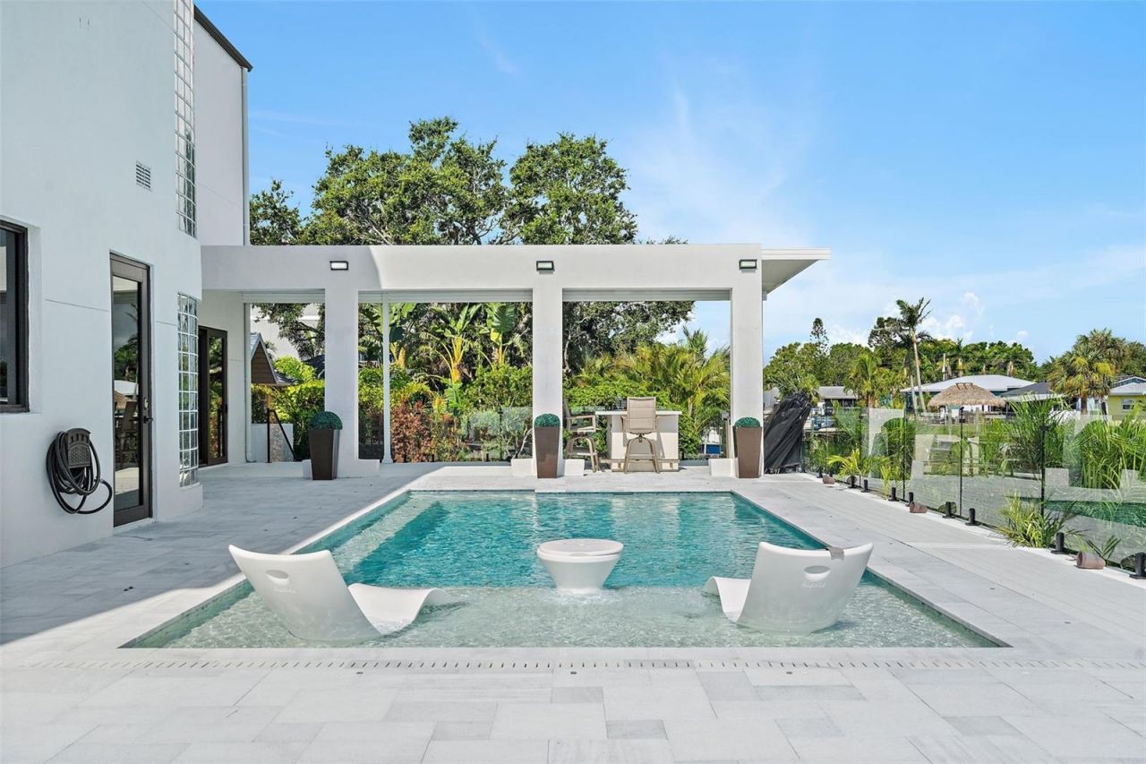 585 Dolphin Avenue Se, Saint Petersburg, FL 33705 Photo