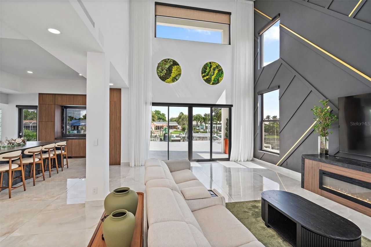 585 Dolphin Avenue Se, Saint Petersburg, FL 33705 Photo