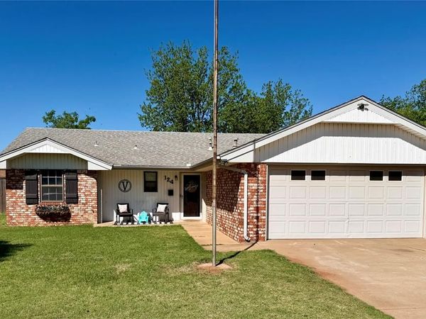 124 Rawlings , Clinton, OK 73601