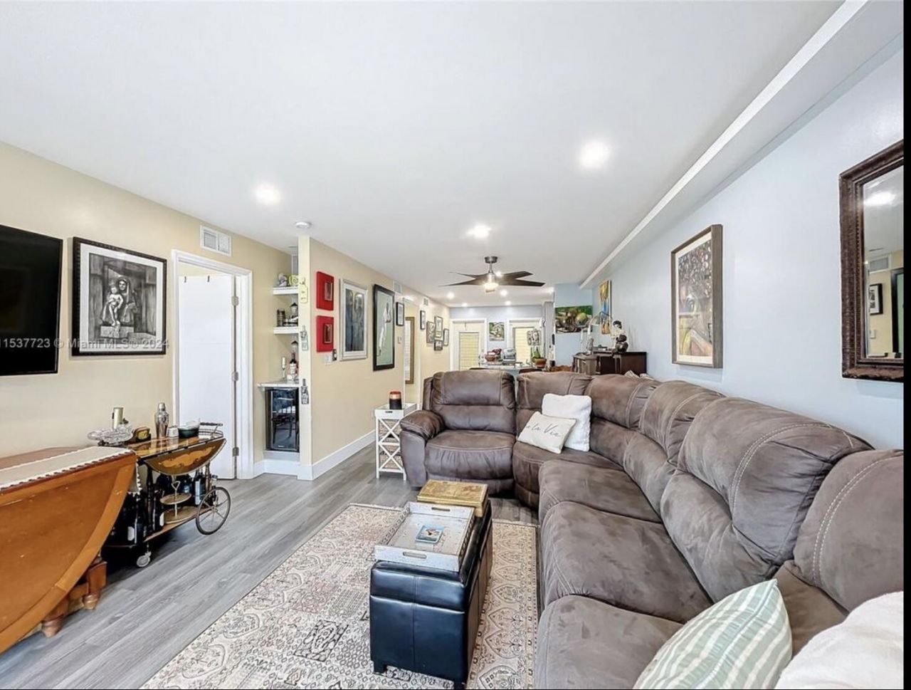 460 Paradise Isle Boulevard, Unit 205, Hallandale Beach, FL 33009 Photo