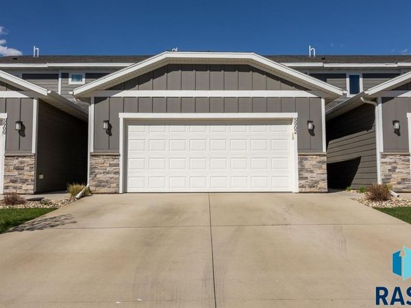 5902 S Whisper Creek Pl, Sioux Falls, SD 57108