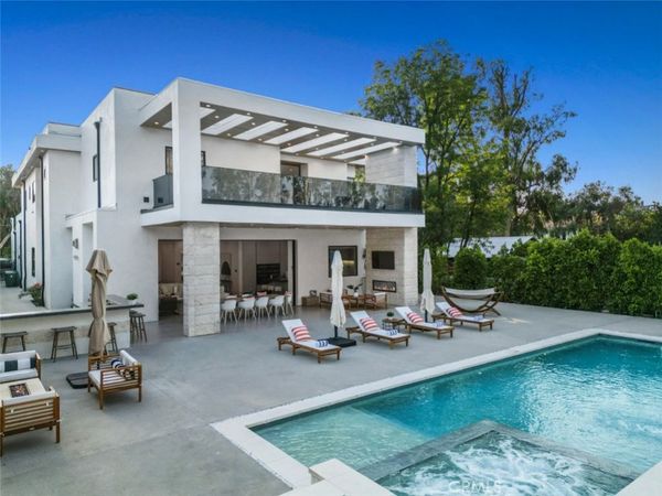 5702 Melvin Avenue, Tarzana, CA 91356