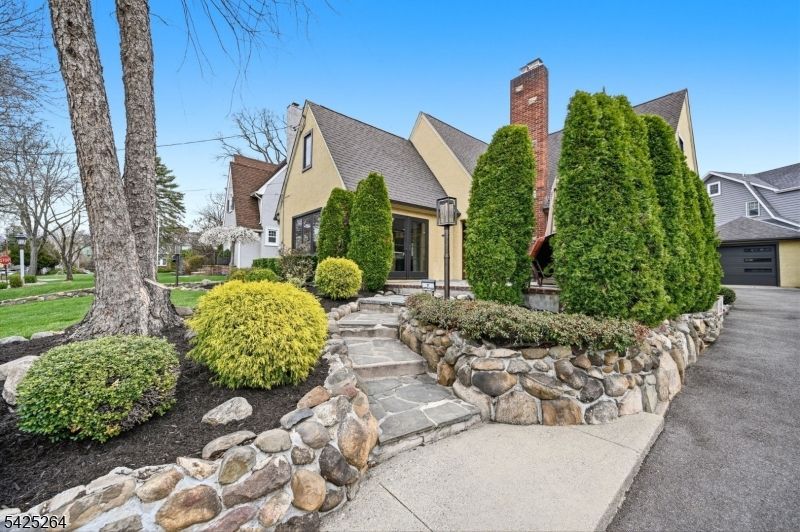 11 Ashton Pl, Glen Rock, NJ 07452 Main Photo