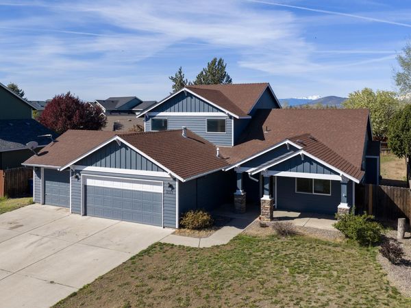 2113 NW 22nd Street, Redmond, OR 97756