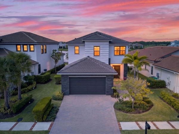 537 SE Fascino Circle, Port St. Lucie, FL 34984