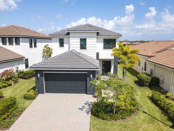 537 SE Fascino Circle, Port St. Lucie, FL 34984