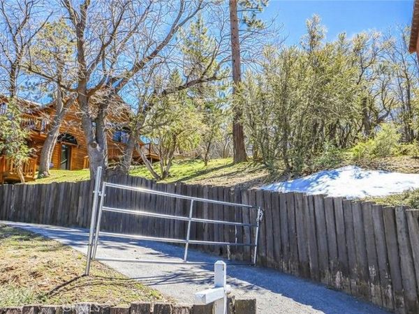 1121 Crags, Fawnskin, CA 92333