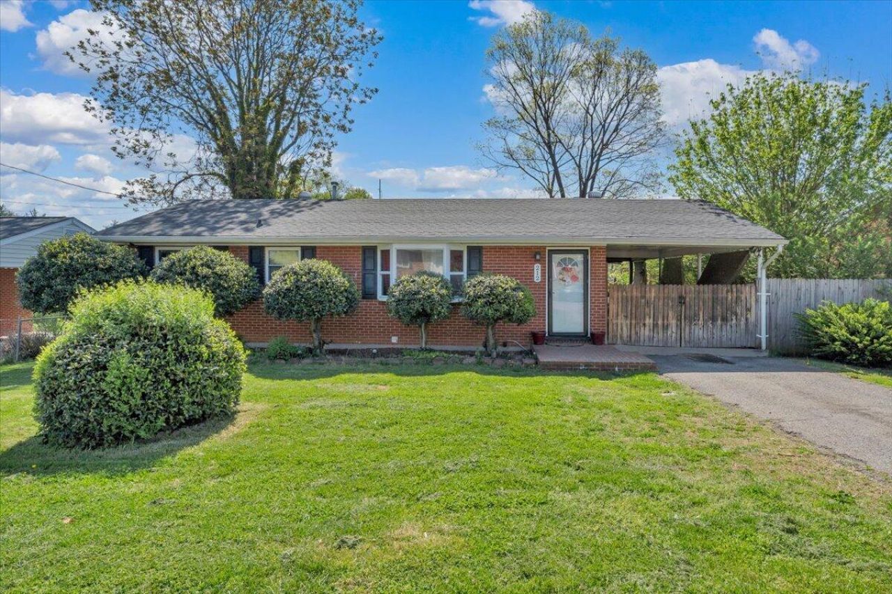 212 Nancy Dr Nw, Roanoke, VA 24017 Main Photo