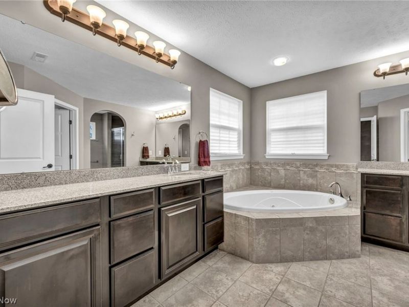 5600 W Longridge Drive , Seven Hills, OH 44131 Photo 31