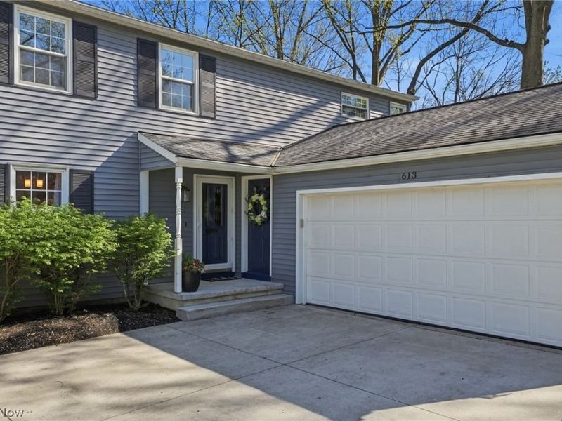 613 Welshire Drive, Bay Village, OH 44140 Photo 2