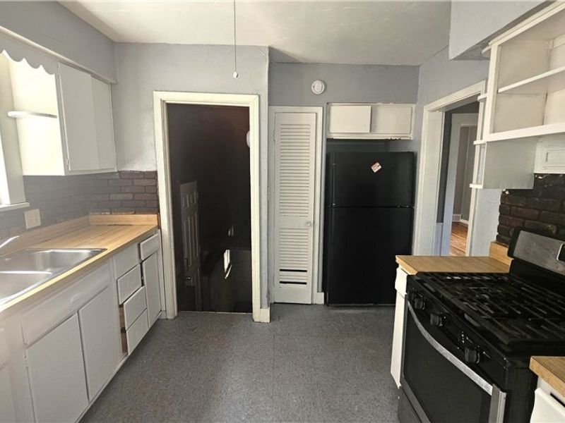 9910 Zimmer Avenue , Cleveland, OH 44102 Photo 4