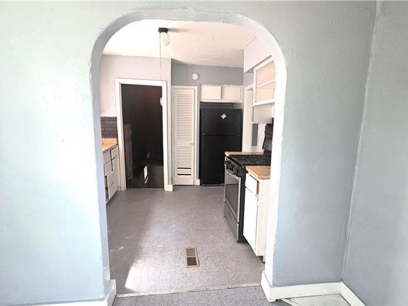 9910 Zimmer Avenue , Cleveland, OH 44102 Photo 5