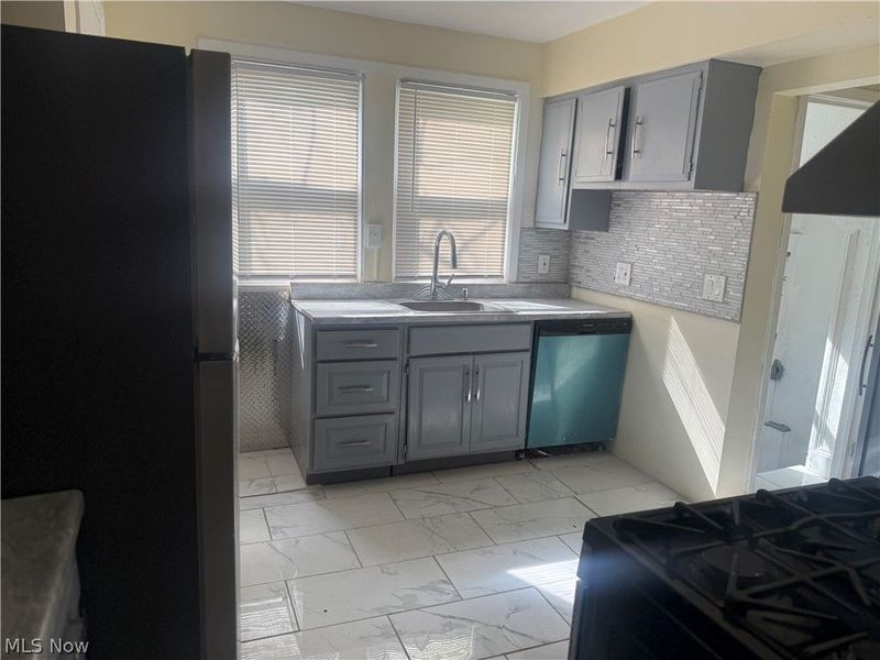 10318 Somerset Avenue , Cleveland, OH 44108 Photo 5