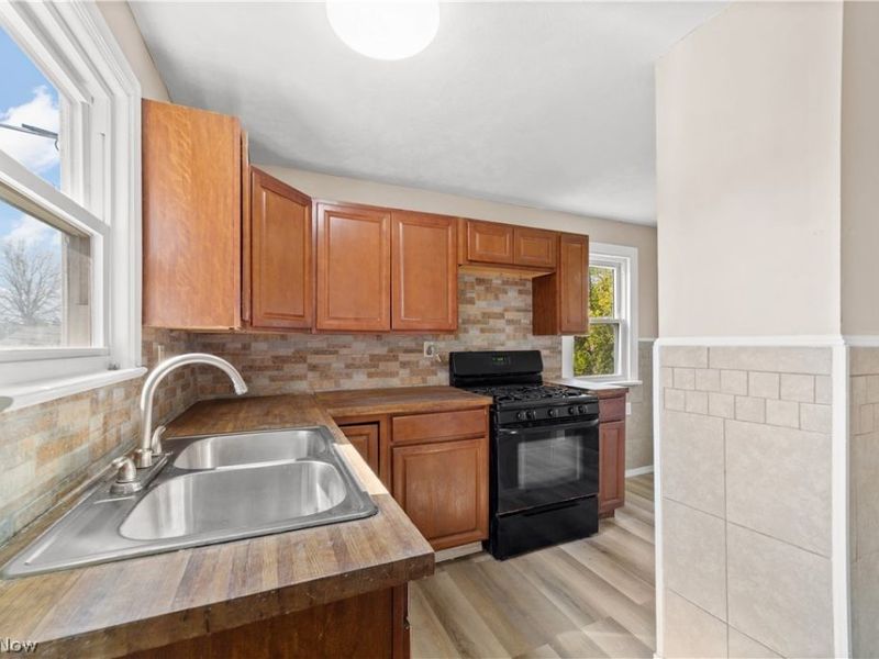 17904 Neff Road , Cleveland, OH 44119 Photo 11