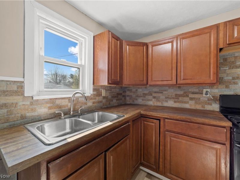 17904 Neff Road , Cleveland, OH 44119 Photo 8