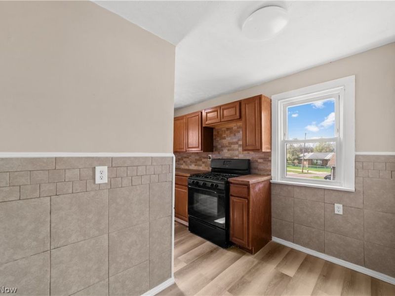 17904 Neff Road , Cleveland, OH 44119 Photo 9