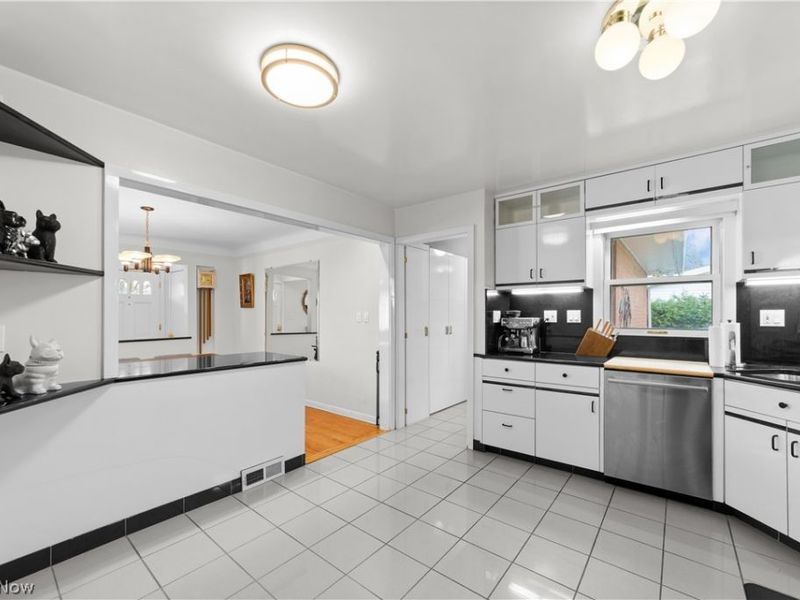 2050 Marshfield Road , Mayfield Heights, OH 44124 Photo 11