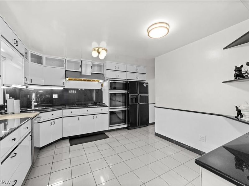 2050 Marshfield Road , Mayfield Heights, OH 44124 Photo 9