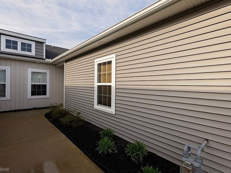 202 Silver Spring Circle , Elyria, OH 44035 Photo 2