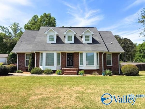 326 Mountain Lake Circle, Rainbow City, AL 35906