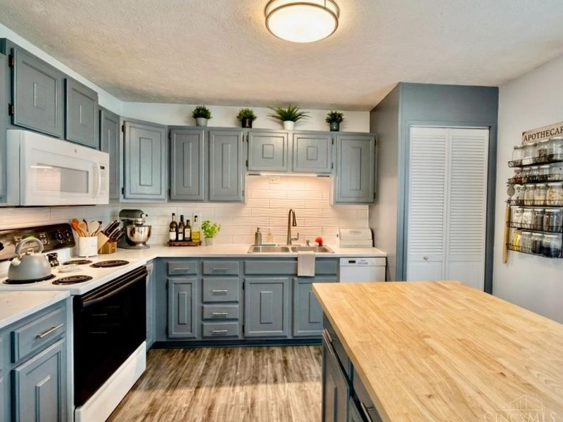 648 Chateau Dr, Union Twp, OH 45244 Photo 4