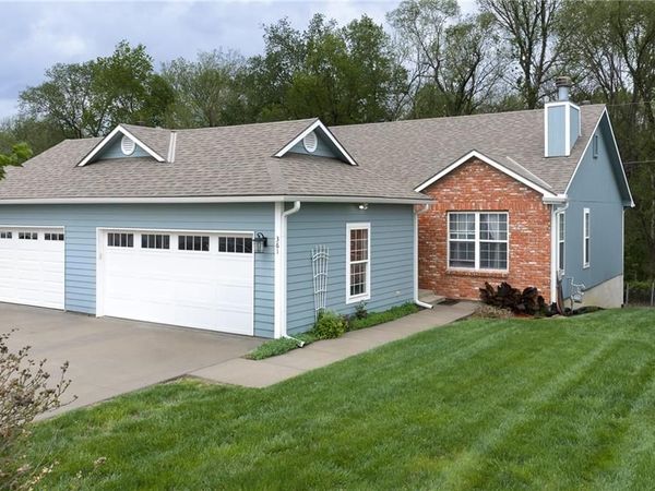 361 E 12th Street, Tonganoxie, KS 66086