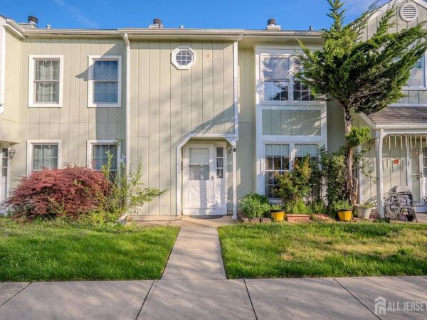 4 Pond View Drive, Plainsboro, NJ 08536