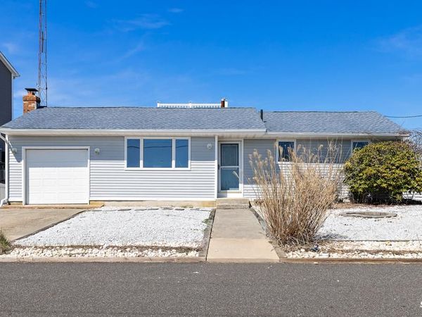 10 IOWA COURT , TUCKERTON, NJ 08087