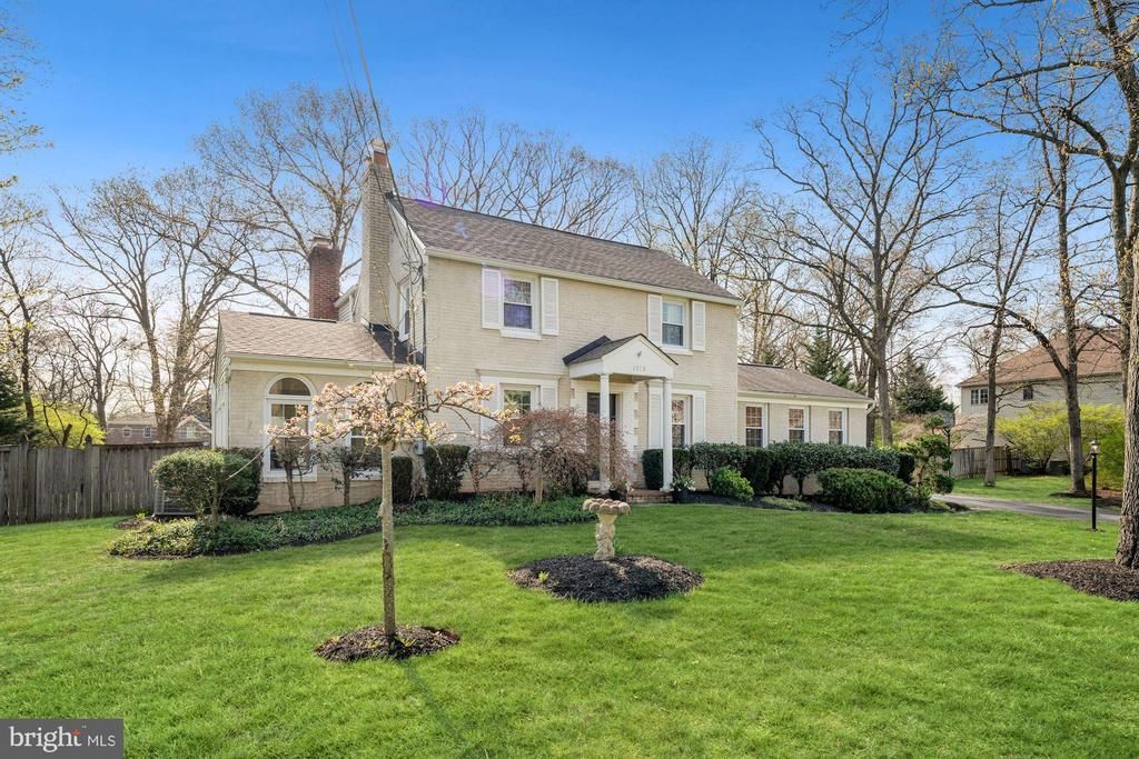 1913 Woodford Road, Vienna, VA 22182 Main Photo