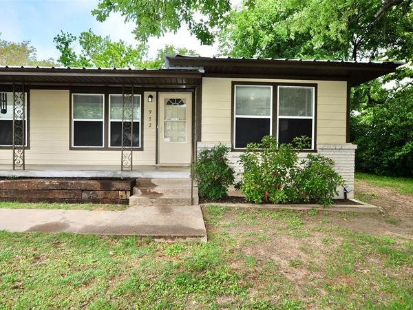 712 W Bridge Street, Weatherford, TX 76086