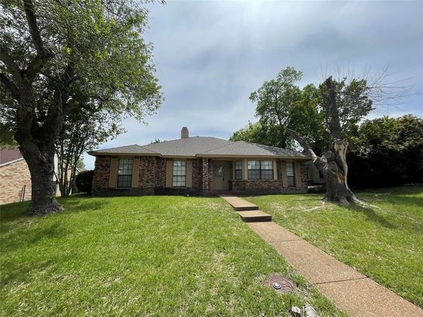 1052 Twin Falls Drive , DeSoto, TX 75115