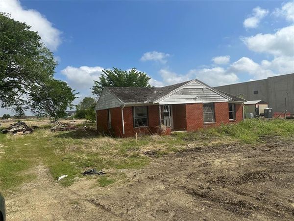 2415 Pleasant Valley Road , Sachse, TX 75048