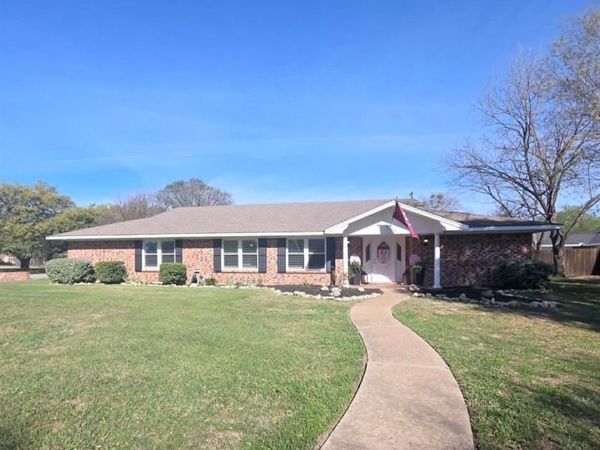 901 Hillandale Street , Mexia, TX 76667