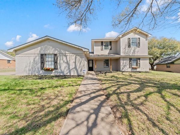 216 Hillside Drive , Hewitt, TX 76643