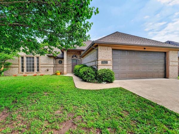 1608 Shelley Lane , Cleburne, TX 76033