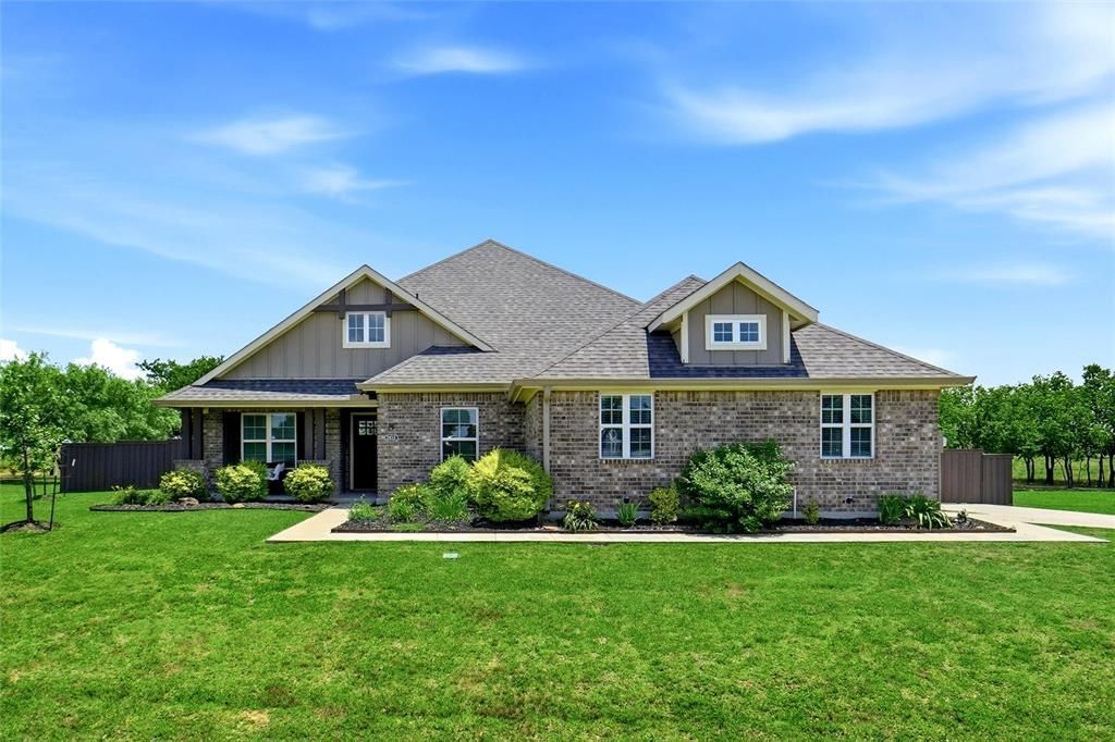 5013 Diamond Drive, Sanger, TX 76266 Main Photo