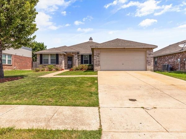 2136 Edgewood Drive , Grand Prairie, TX 75052