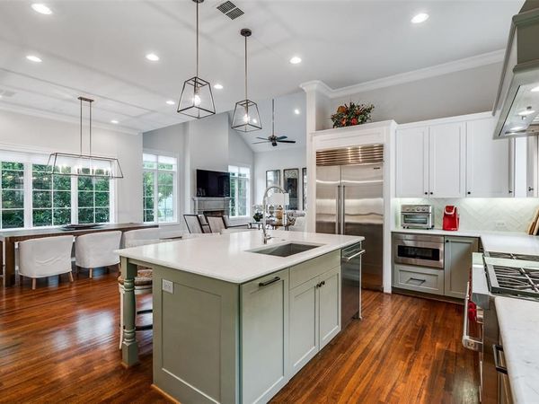 32 Fawn Wood Drive , Dallas, TX 75248