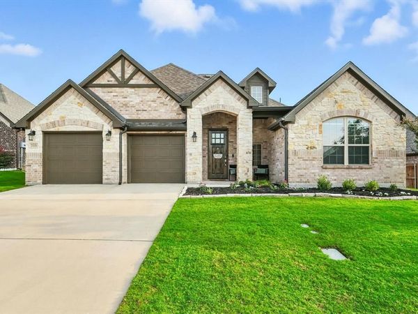 705 Chaparral Road , Sanger, TX 76266