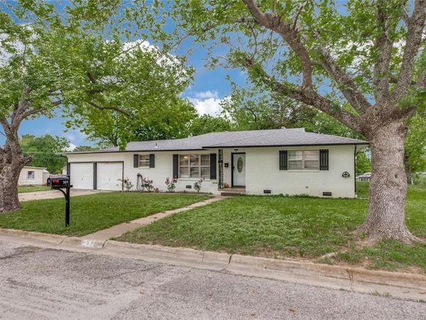 501 Lindsey Street , Bowie, TX 76230
