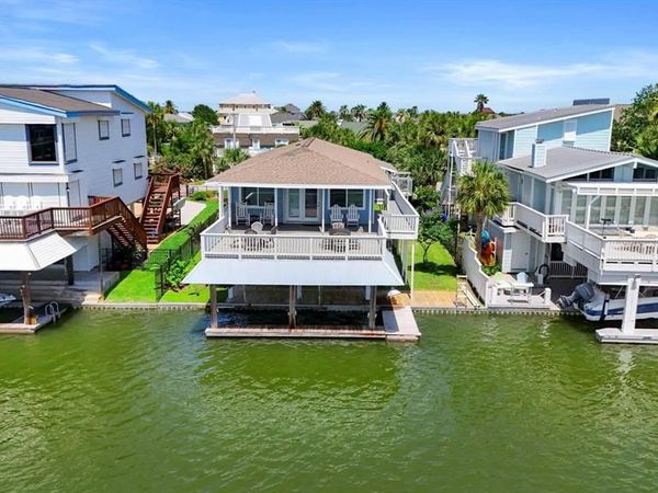 4209 W Bayside Way, Jamaica Beach, TX 77554